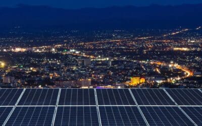 ¿El panel solar funciona de noche?